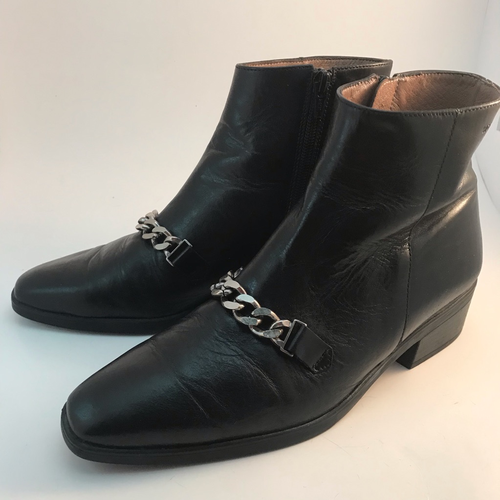 Wonders Luxury Leather Boot With Chain Details